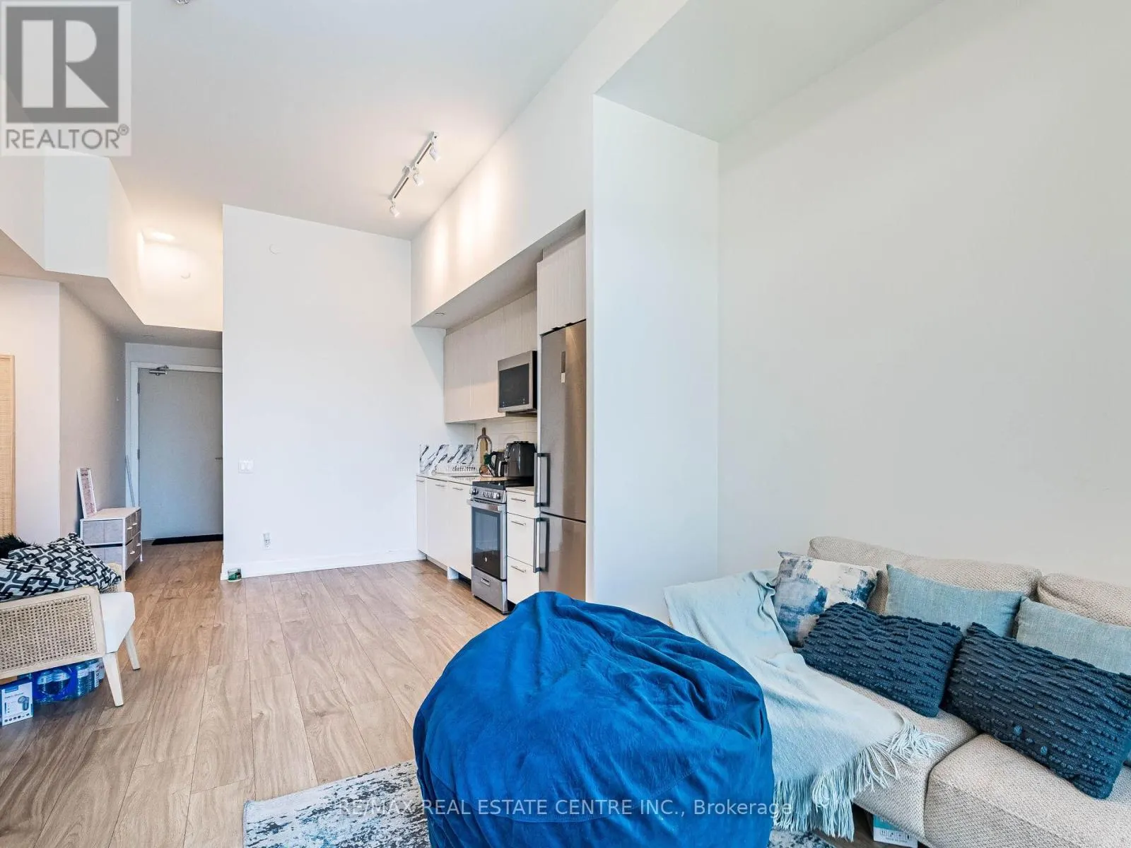 211 - 215 VETERANS DRIVE