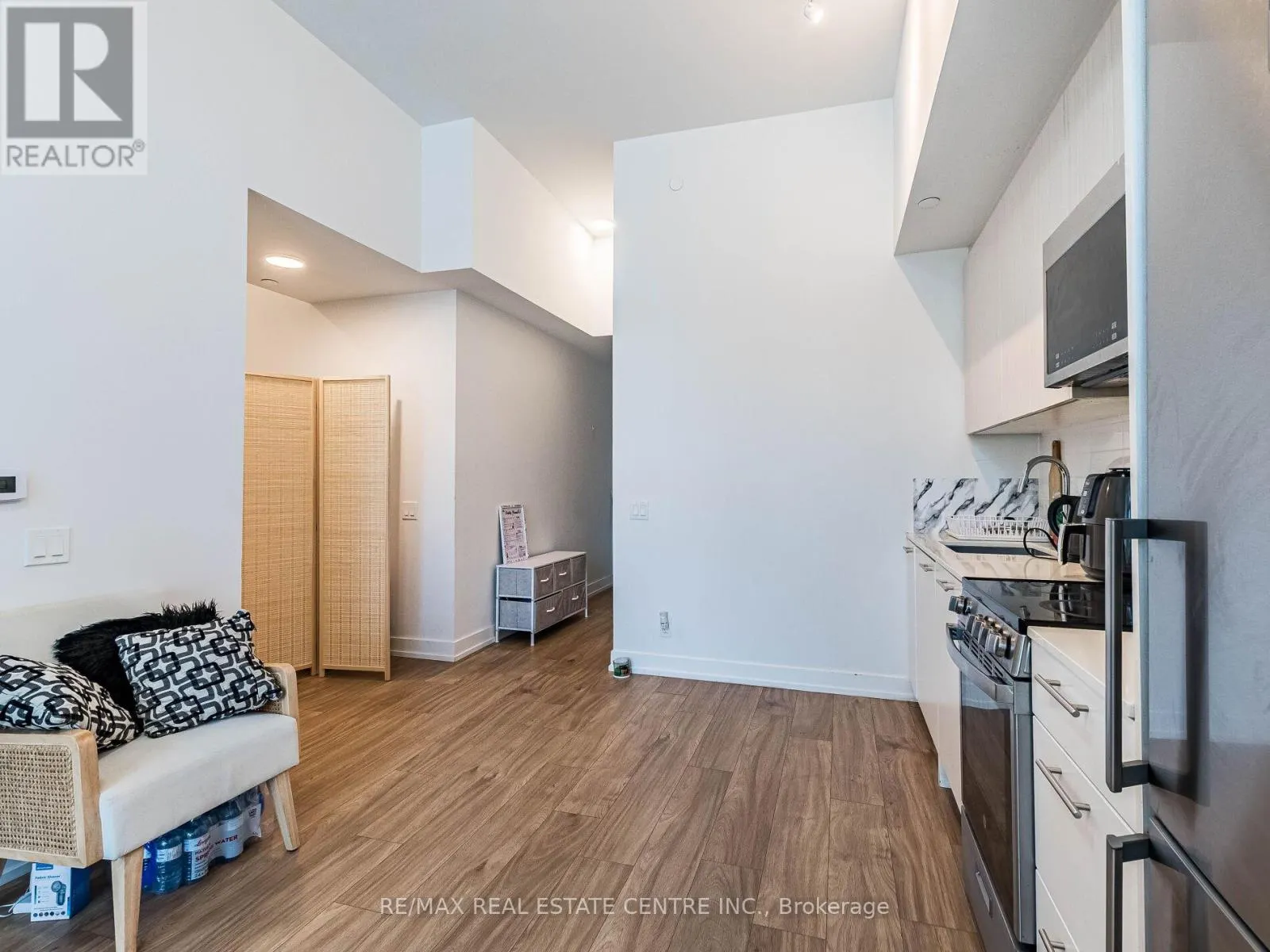211 - 215 VETERANS DRIVE