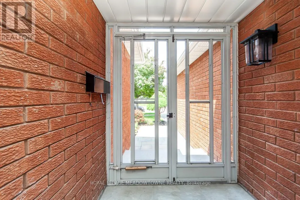 328 BRISTOL ROAD W