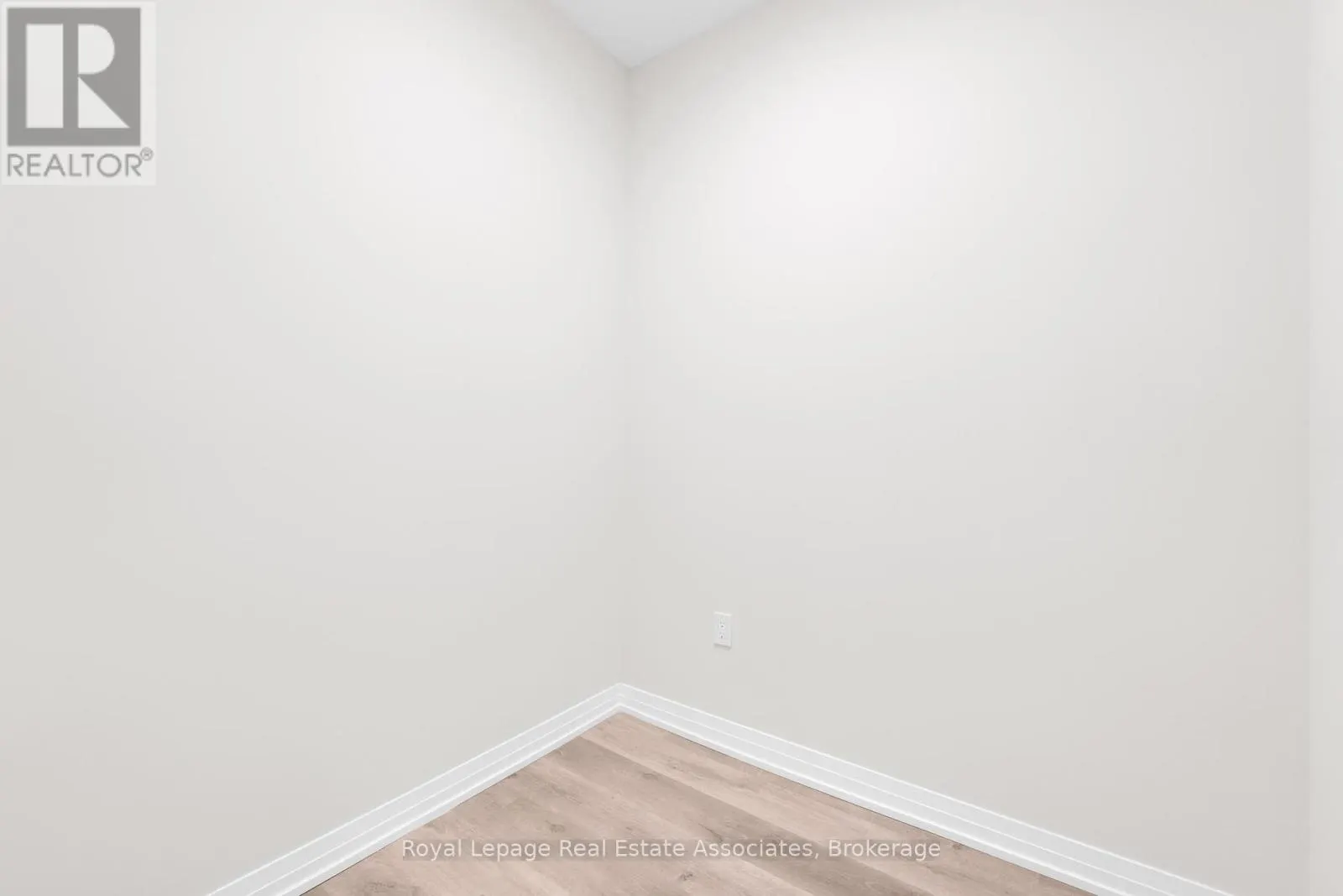 220 - 15 WATERGARDEN DRIVE