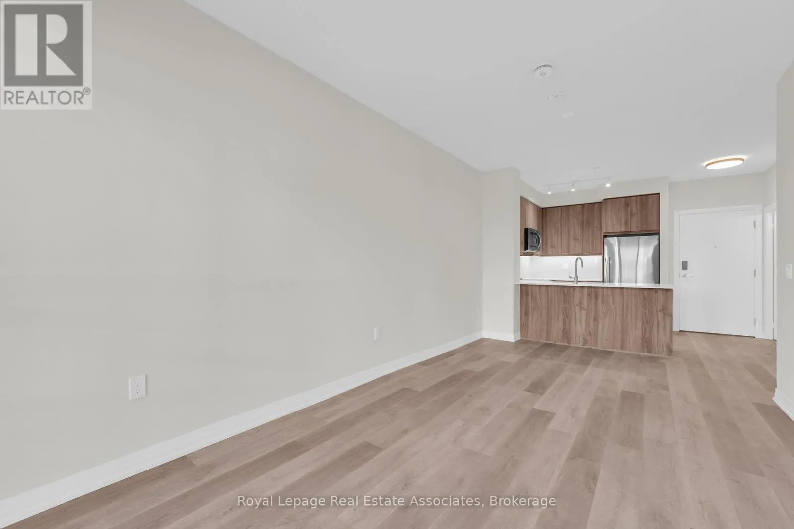 220 - 15 WATERGARDEN DRIVE