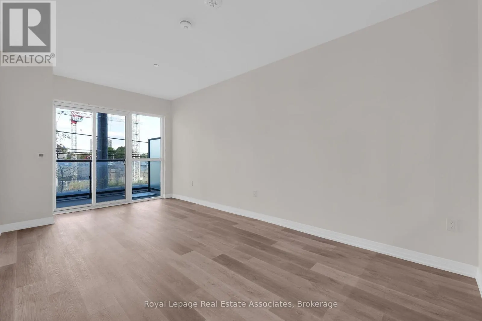 220 - 15 WATERGARDEN DRIVE