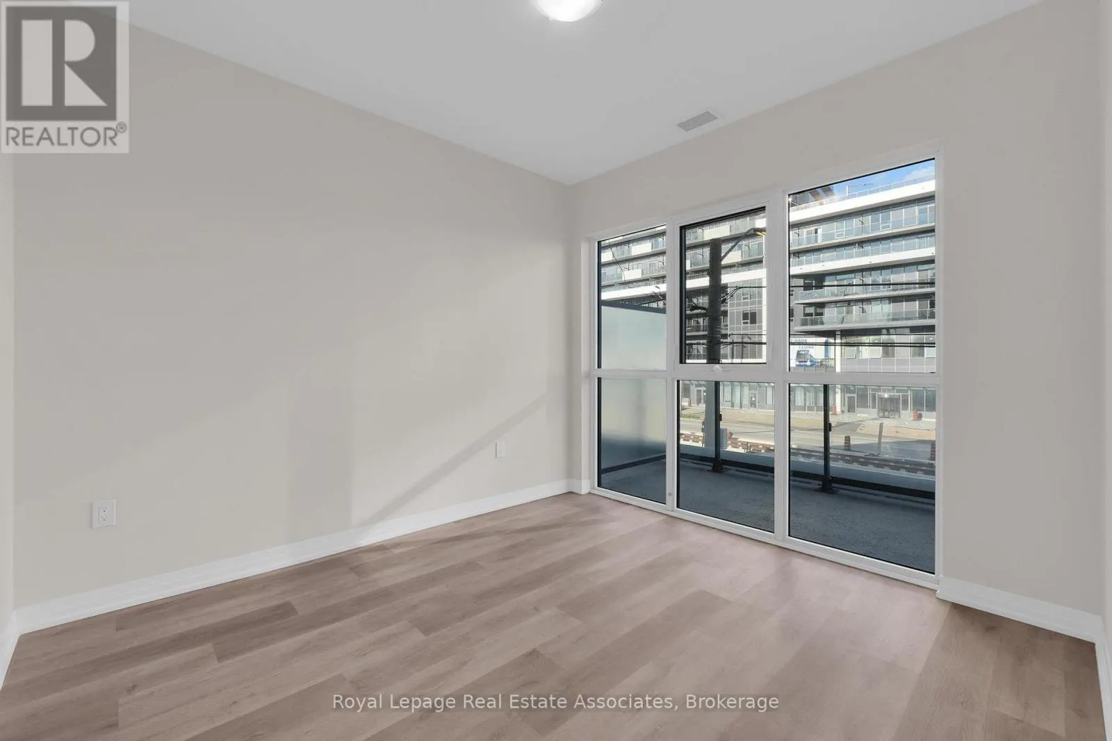 220 - 15 WATERGARDEN DRIVE