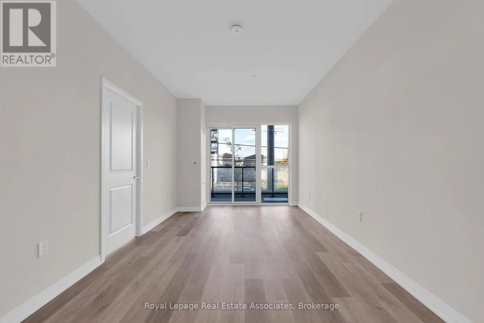 220 - 15 WATERGARDEN DRIVE