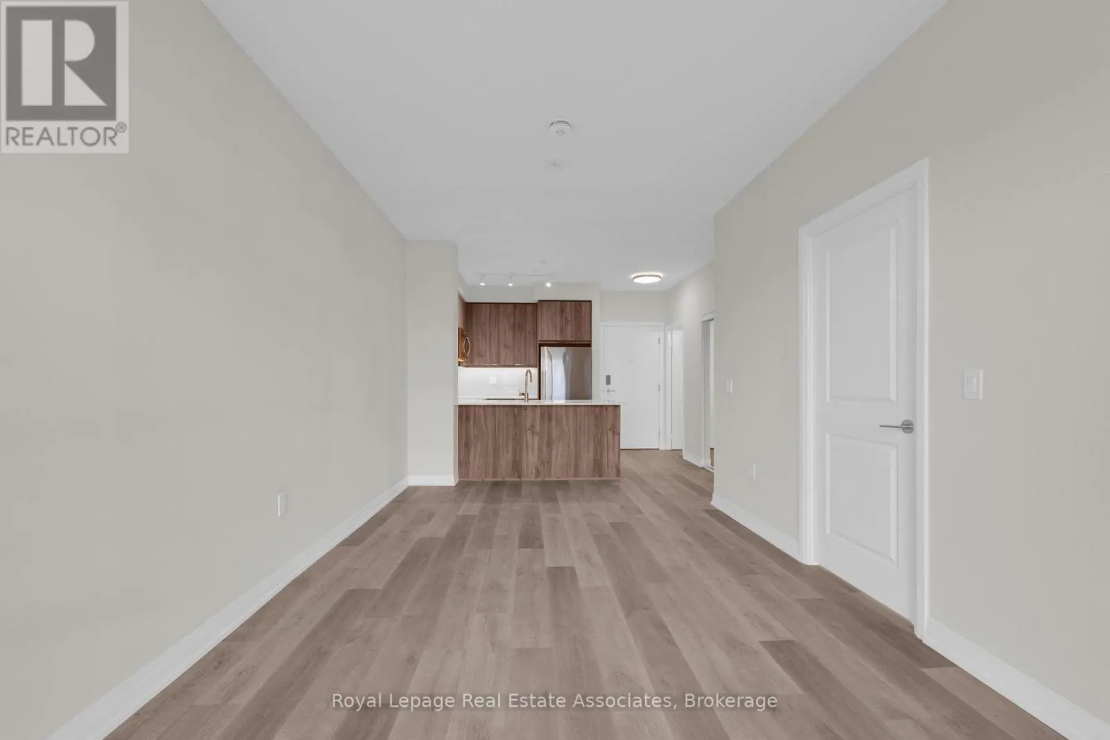 220 - 15 WATERGARDEN DRIVE