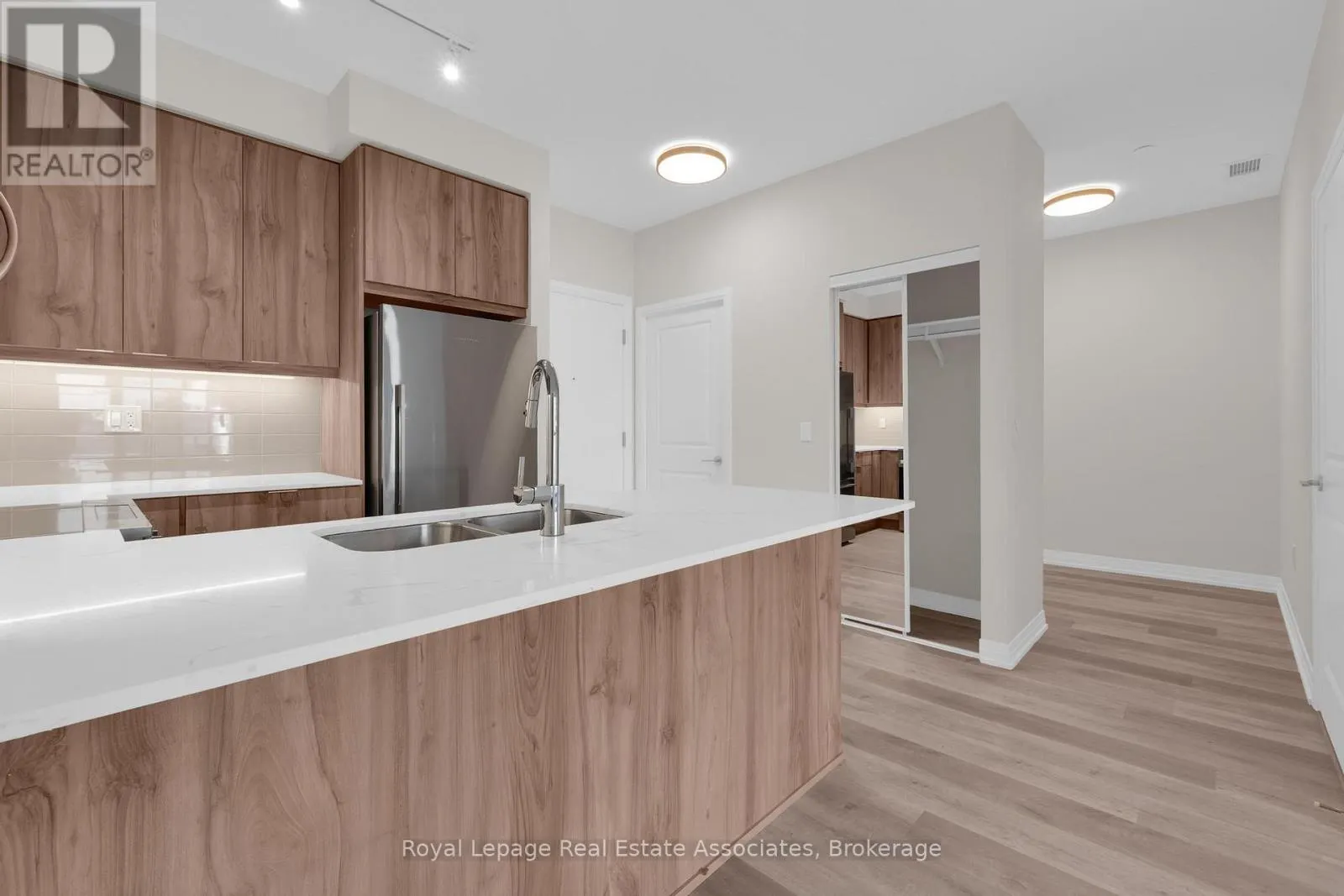 220 - 15 WATERGARDEN DRIVE