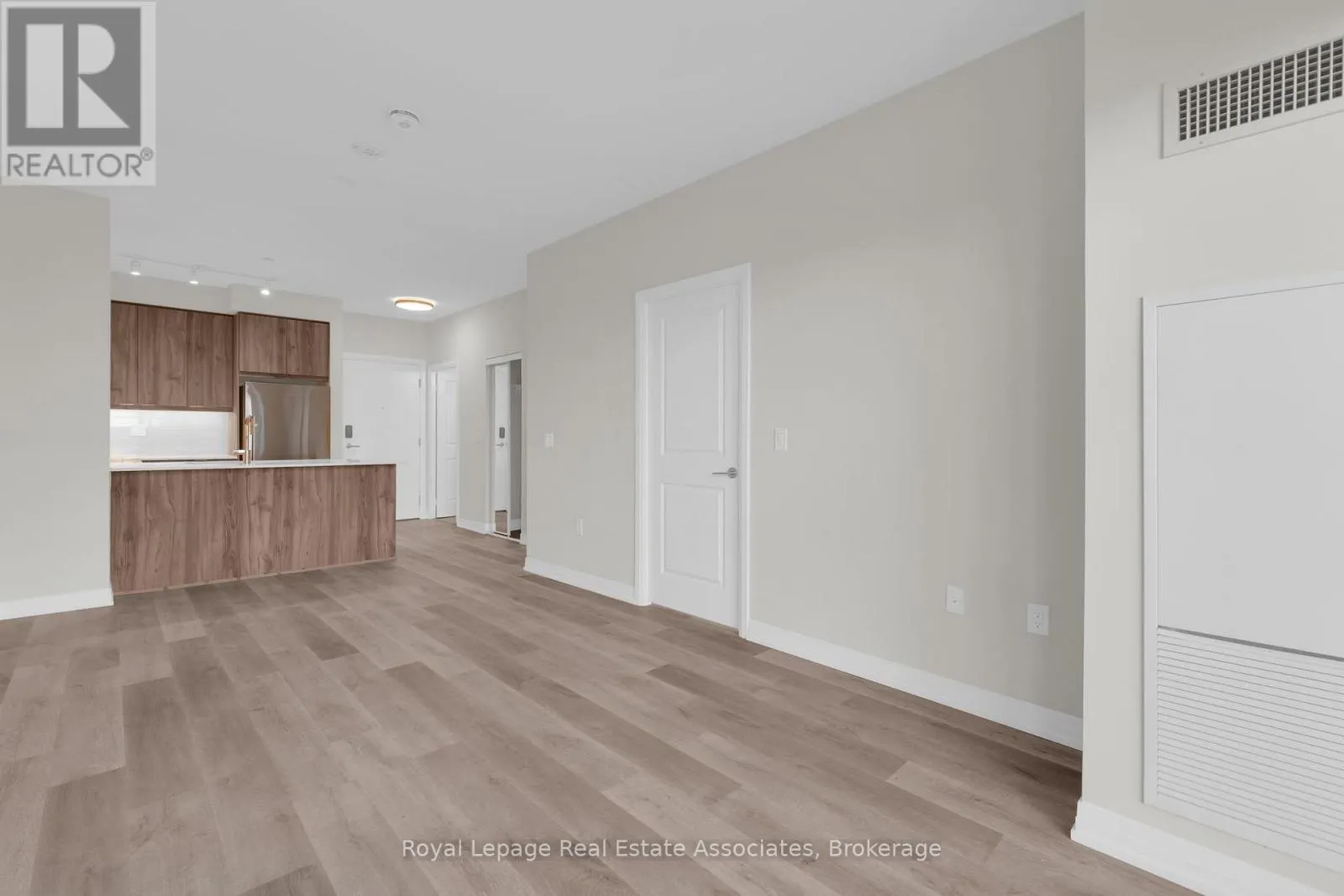 220 - 15 WATERGARDEN DRIVE