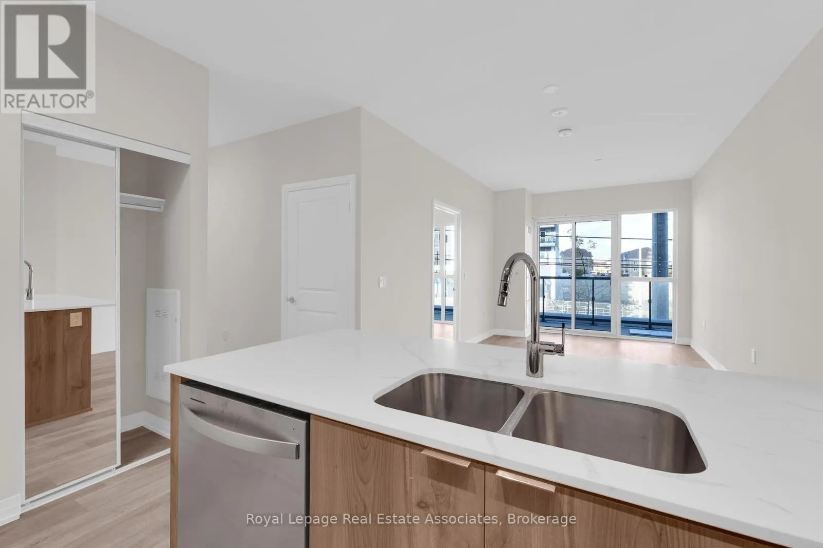 220 - 15 WATERGARDEN DRIVE