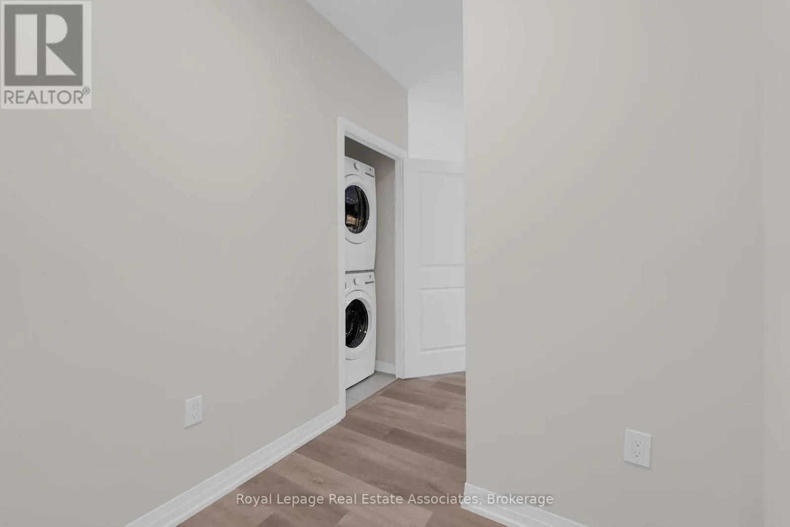 220 - 15 WATERGARDEN DRIVE