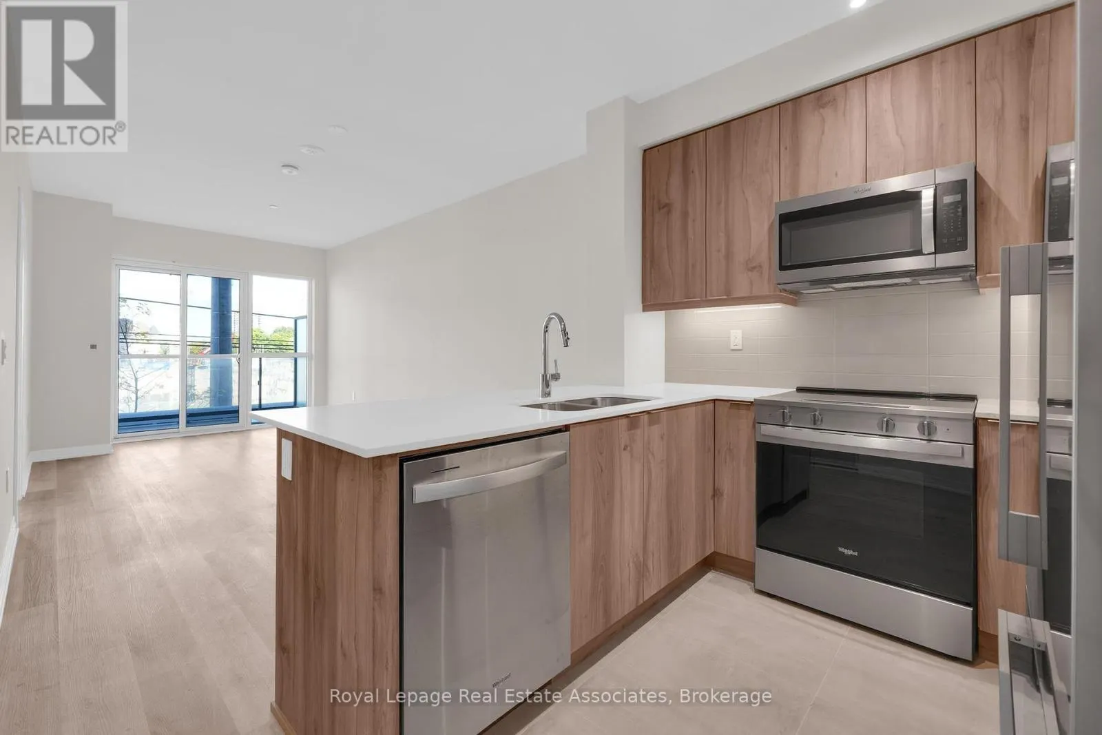 220 - 15 WATERGARDEN DRIVE