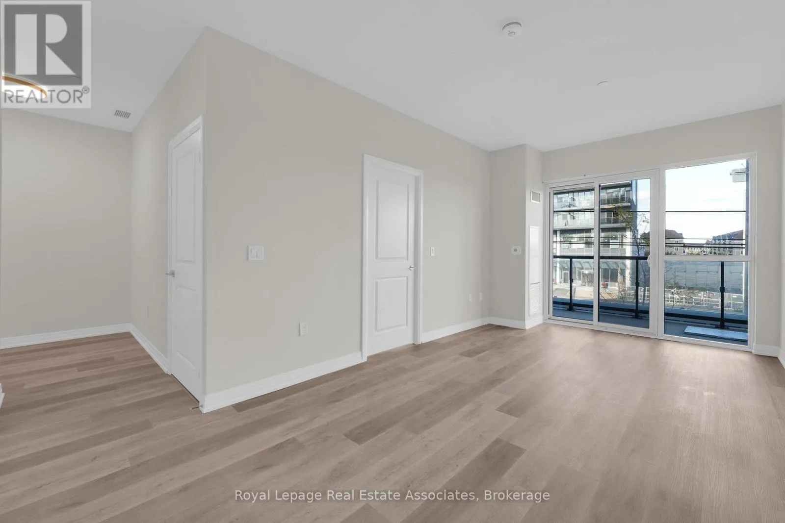 220 - 15 WATERGARDEN DRIVE