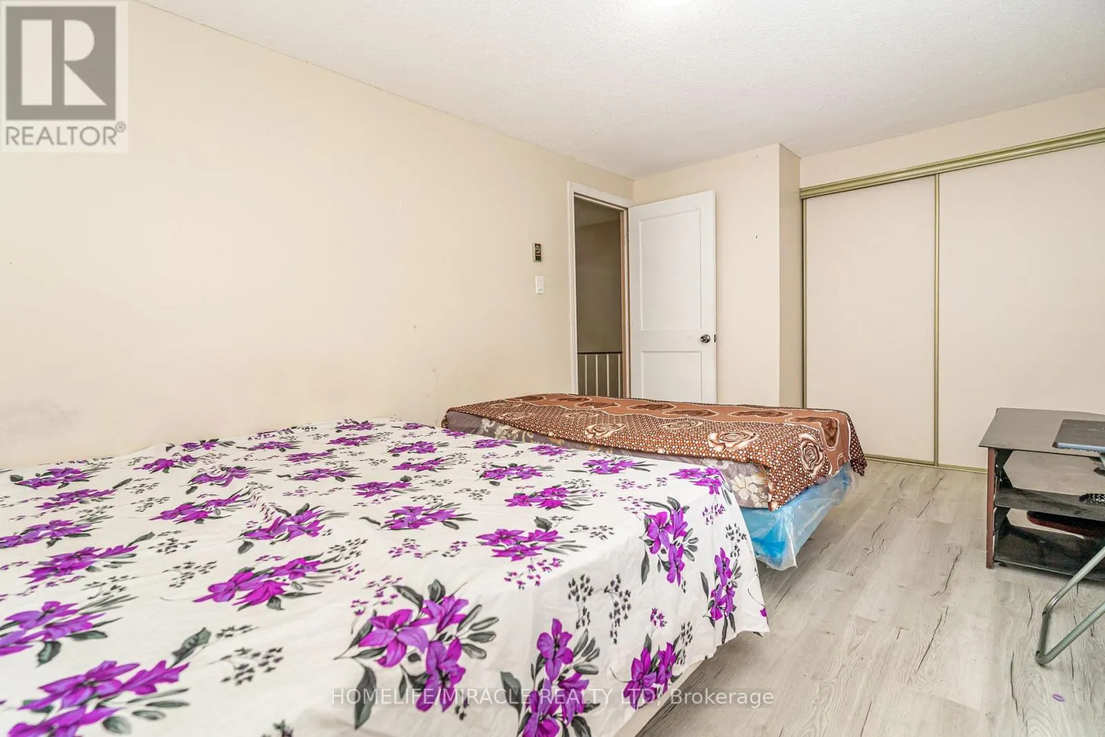 5 HOLMCREST COURT