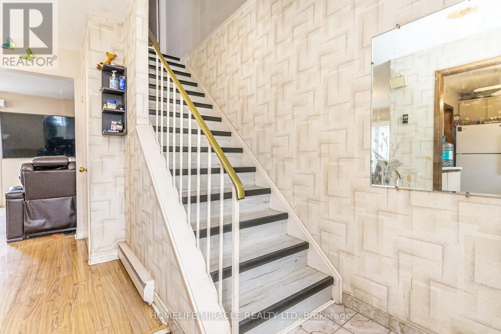 5 HOLMCREST COURT