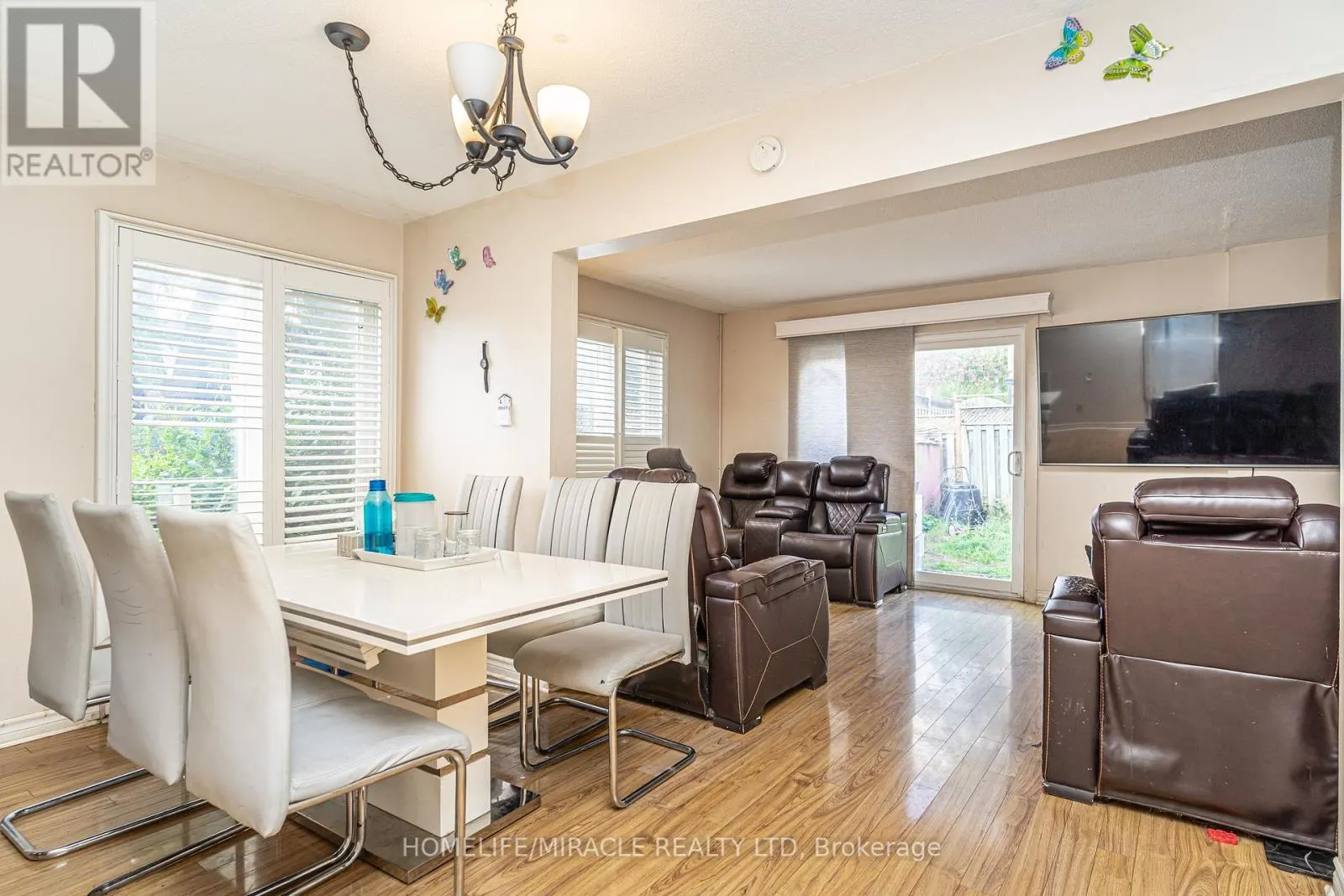 5 HOLMCREST COURT