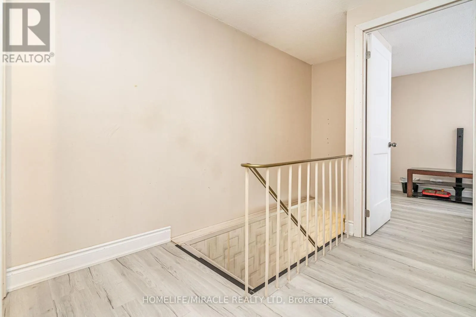 5 HOLMCREST COURT