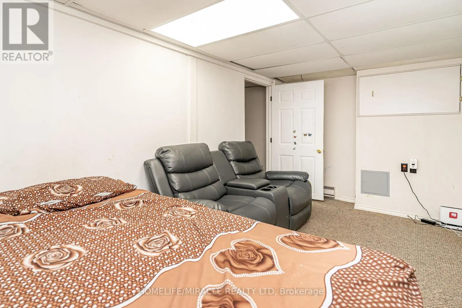 5 HOLMCREST COURT