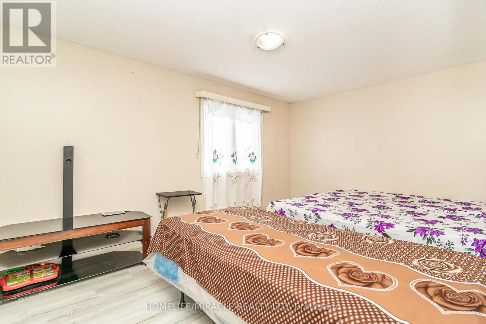 5 HOLMCREST COURT