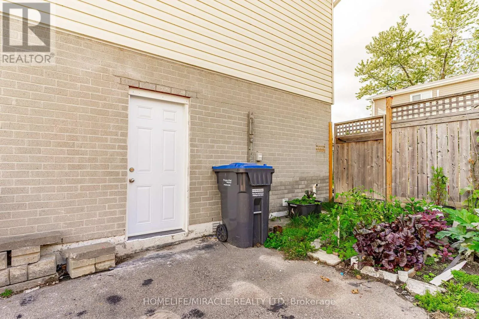 5 HOLMCREST COURT