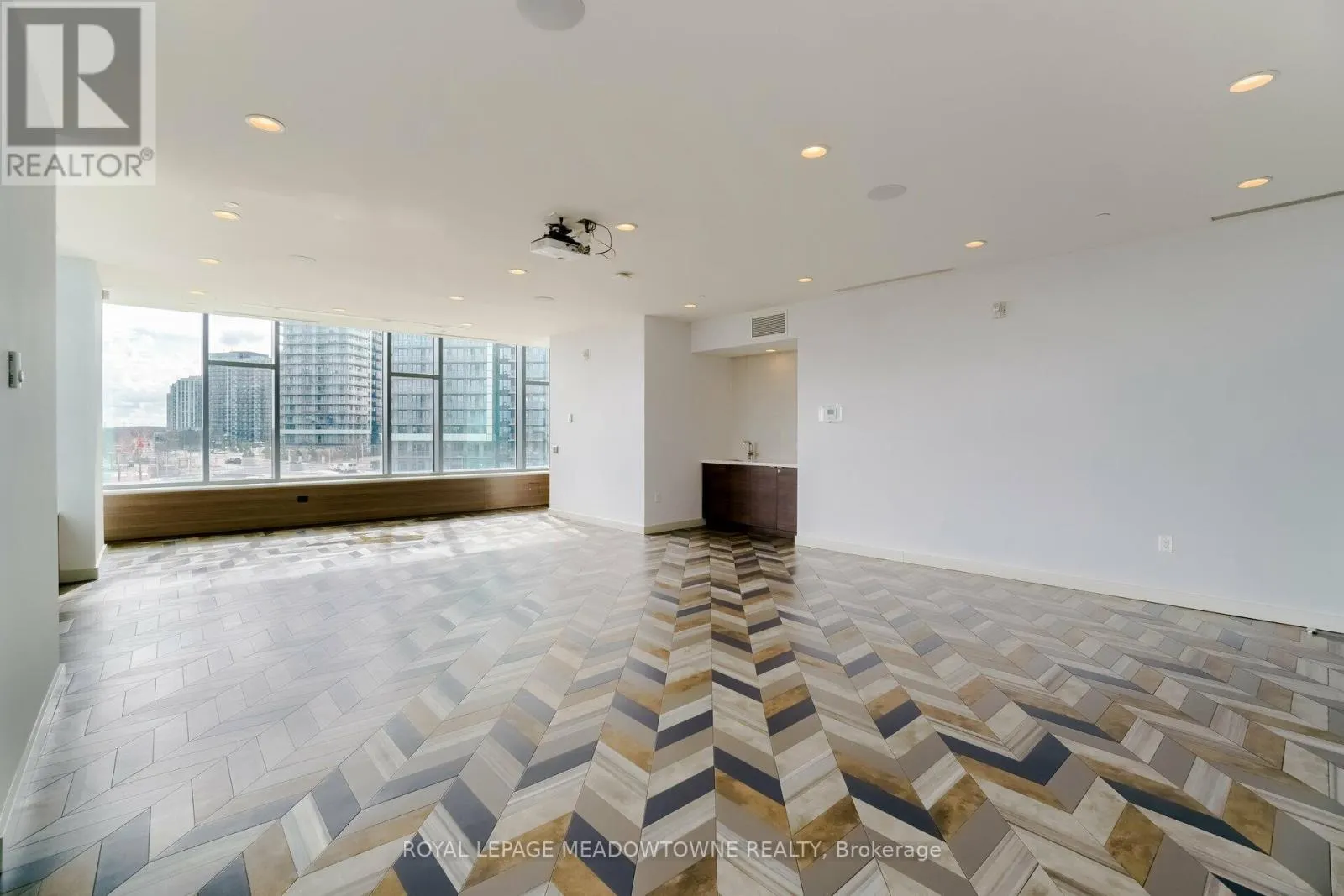 802 - 2560 EGLINTON AVENUE W