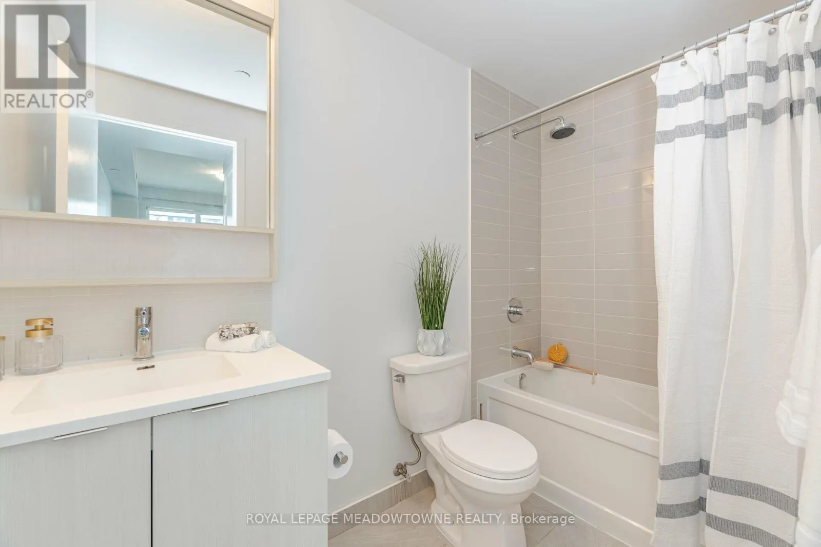 802 - 2560 EGLINTON AVENUE W