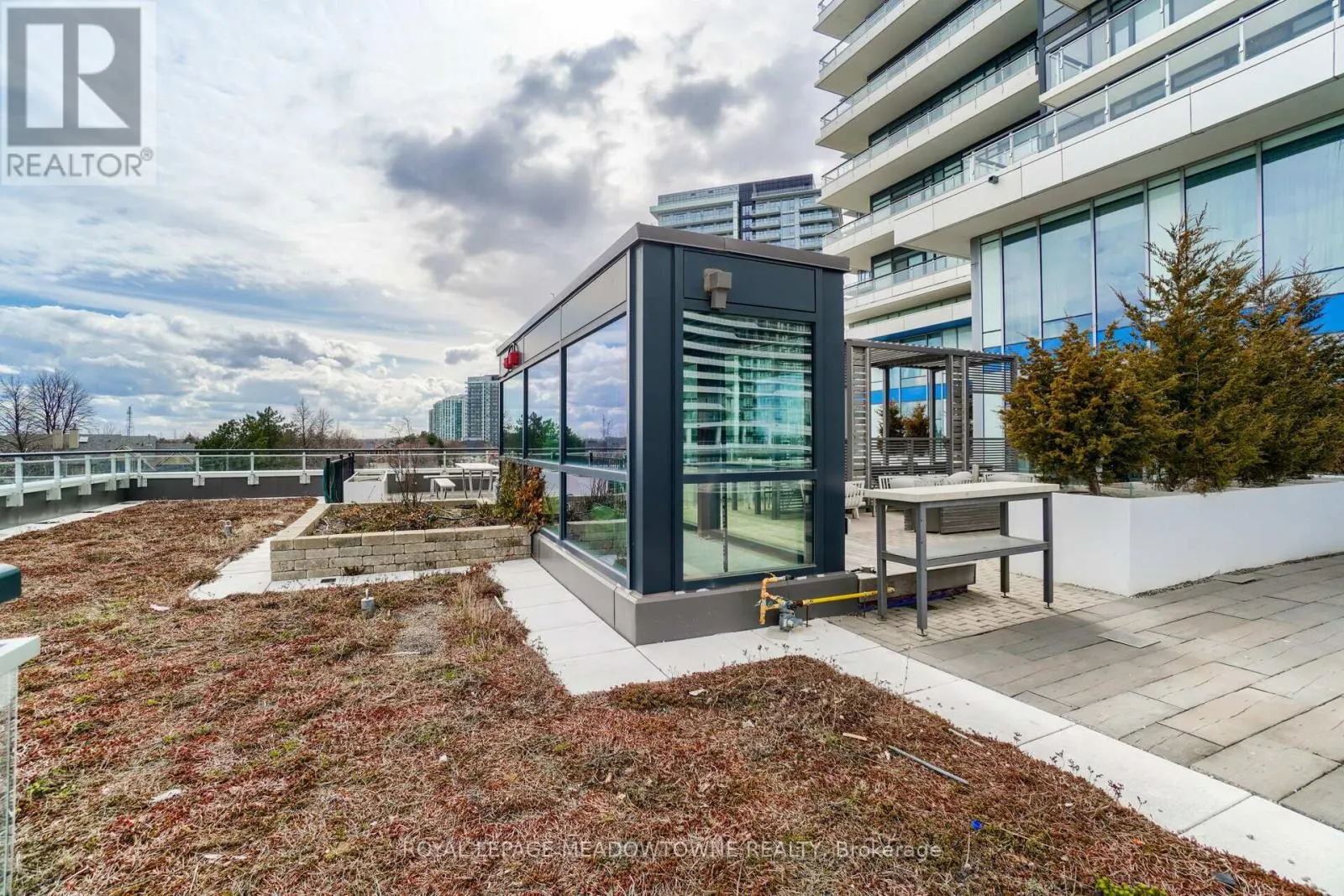 802 - 2560 EGLINTON AVENUE W