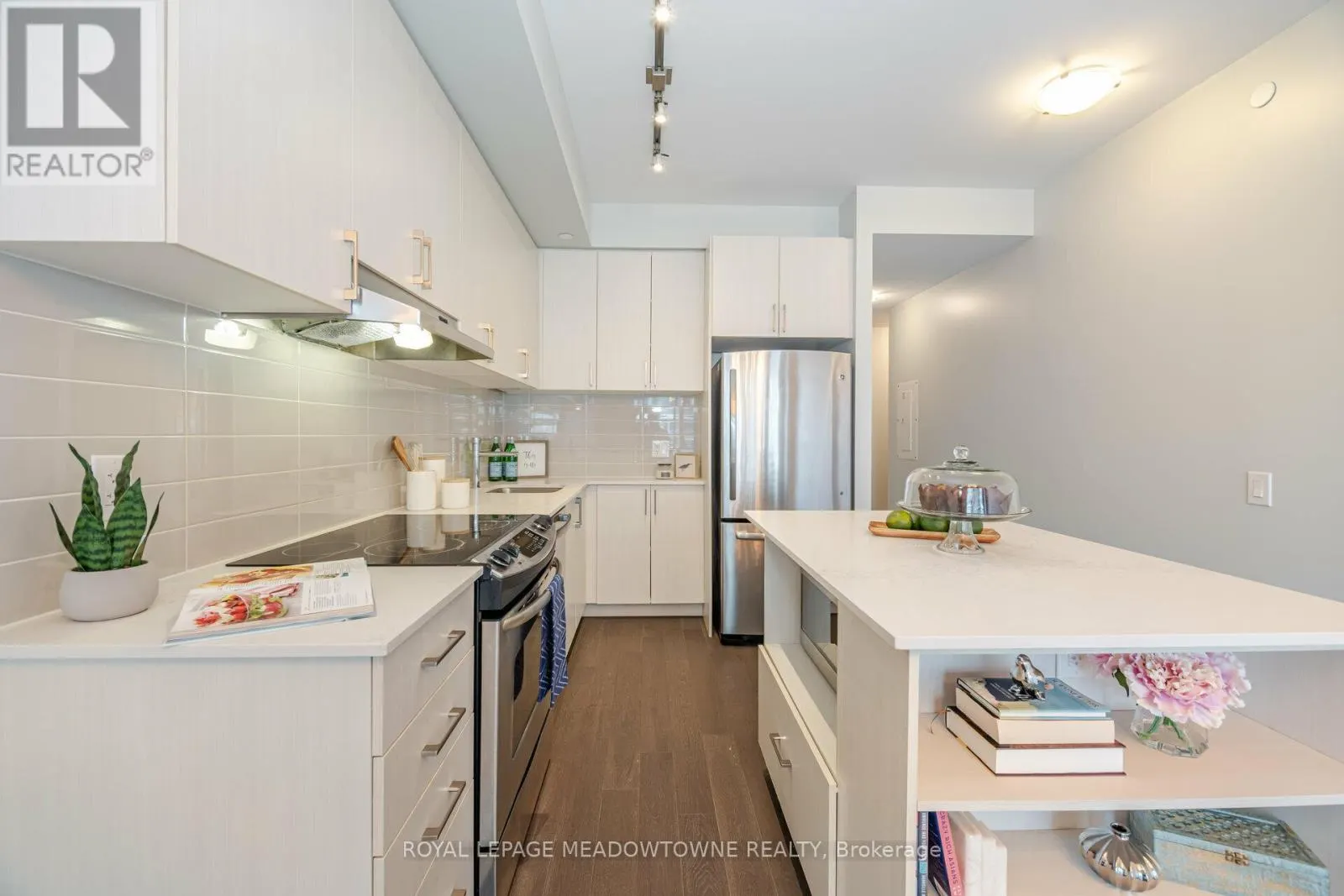802 - 2560 EGLINTON AVENUE W