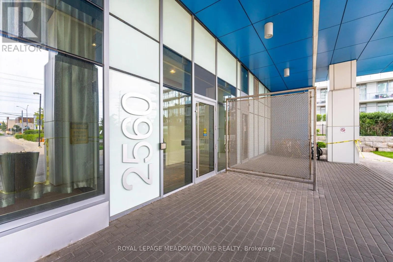 802 - 2560 EGLINTON AVENUE W