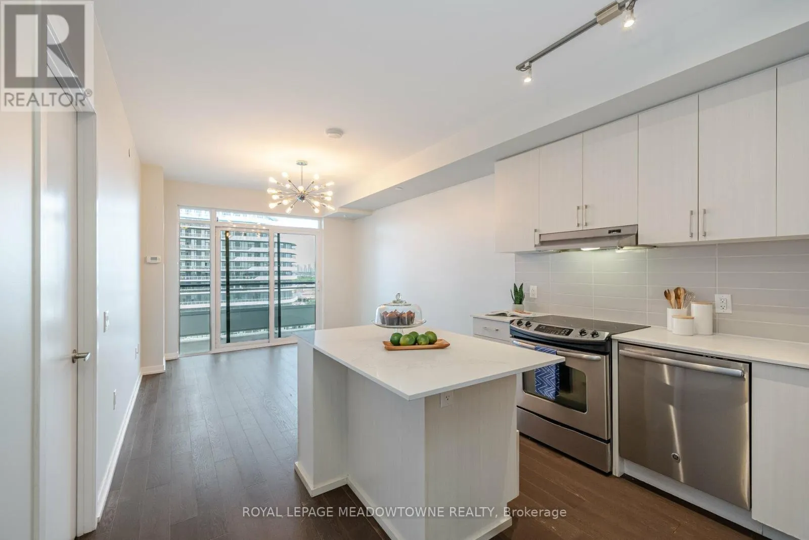 802 - 2560 EGLINTON AVENUE W
