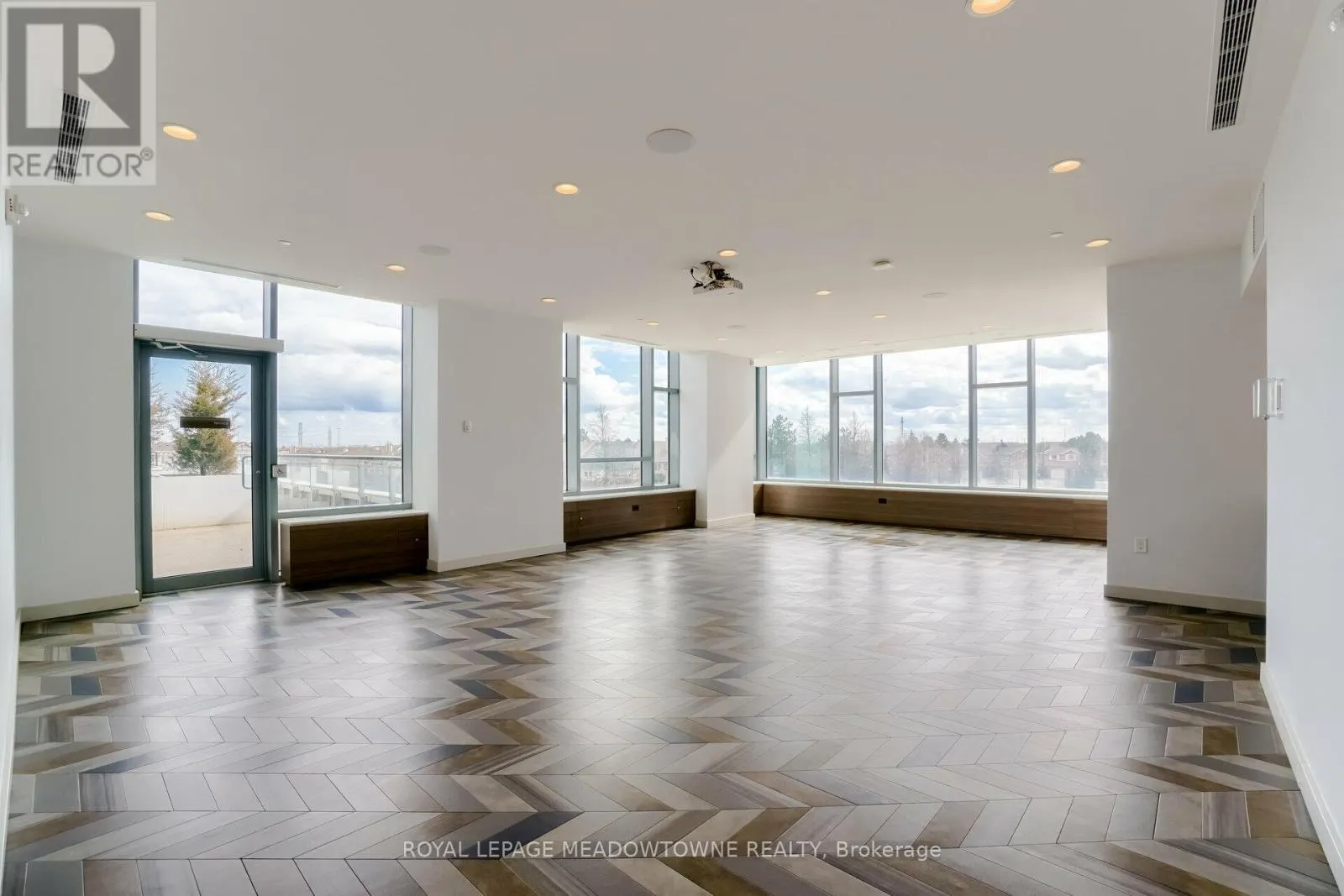802 - 2560 EGLINTON AVENUE W