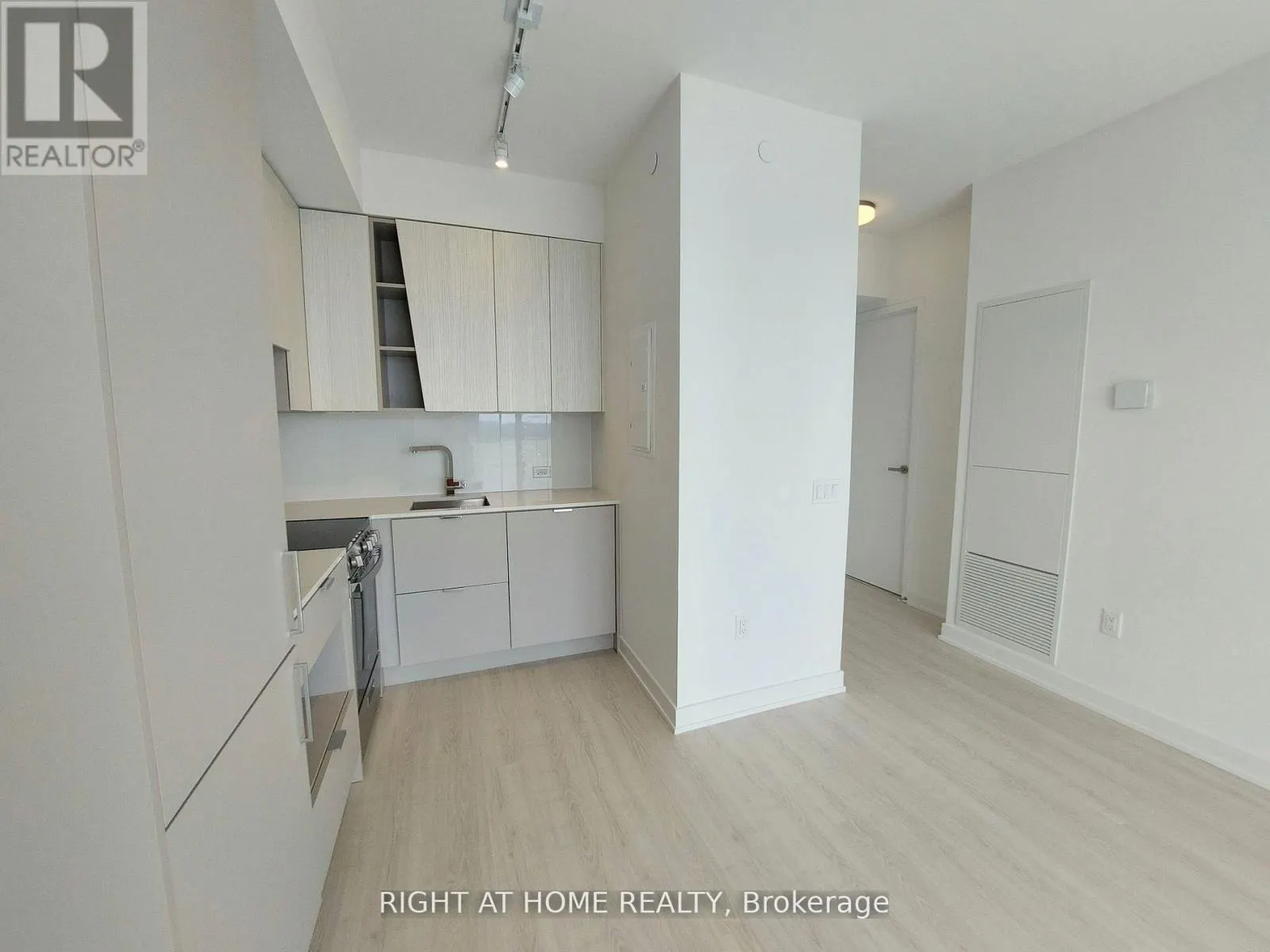 2410 - 3883 QUARTZ ROAD