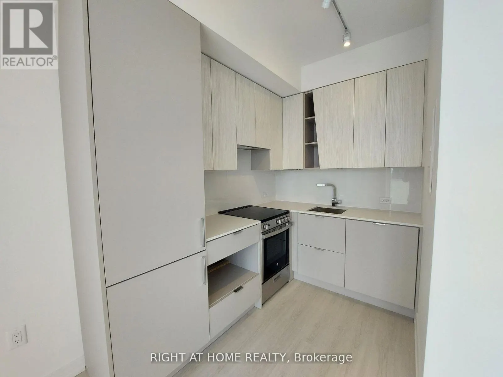 2410 - 3883 QUARTZ ROAD
