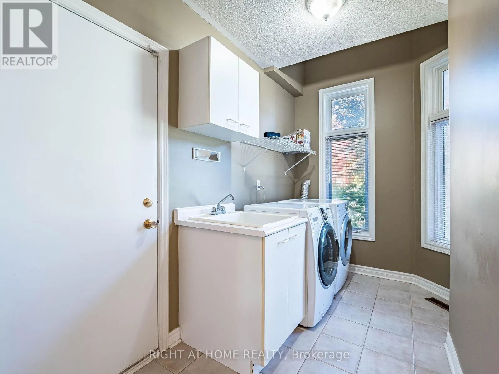 2204 CARPENTERS CIRCLE