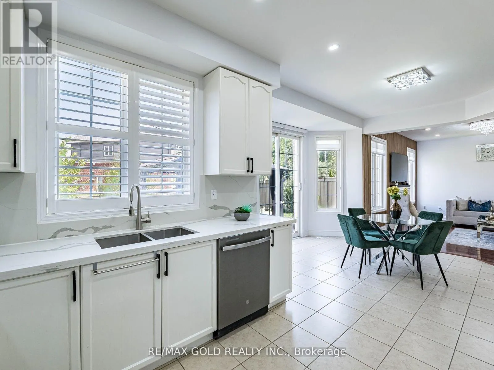 36 TREEGROVE CRESCENT