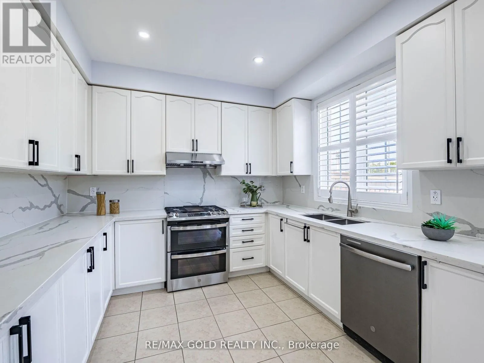 36 TREEGROVE CRESCENT