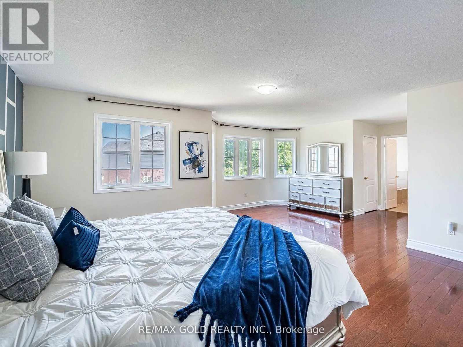 36 TREEGROVE CRESCENT