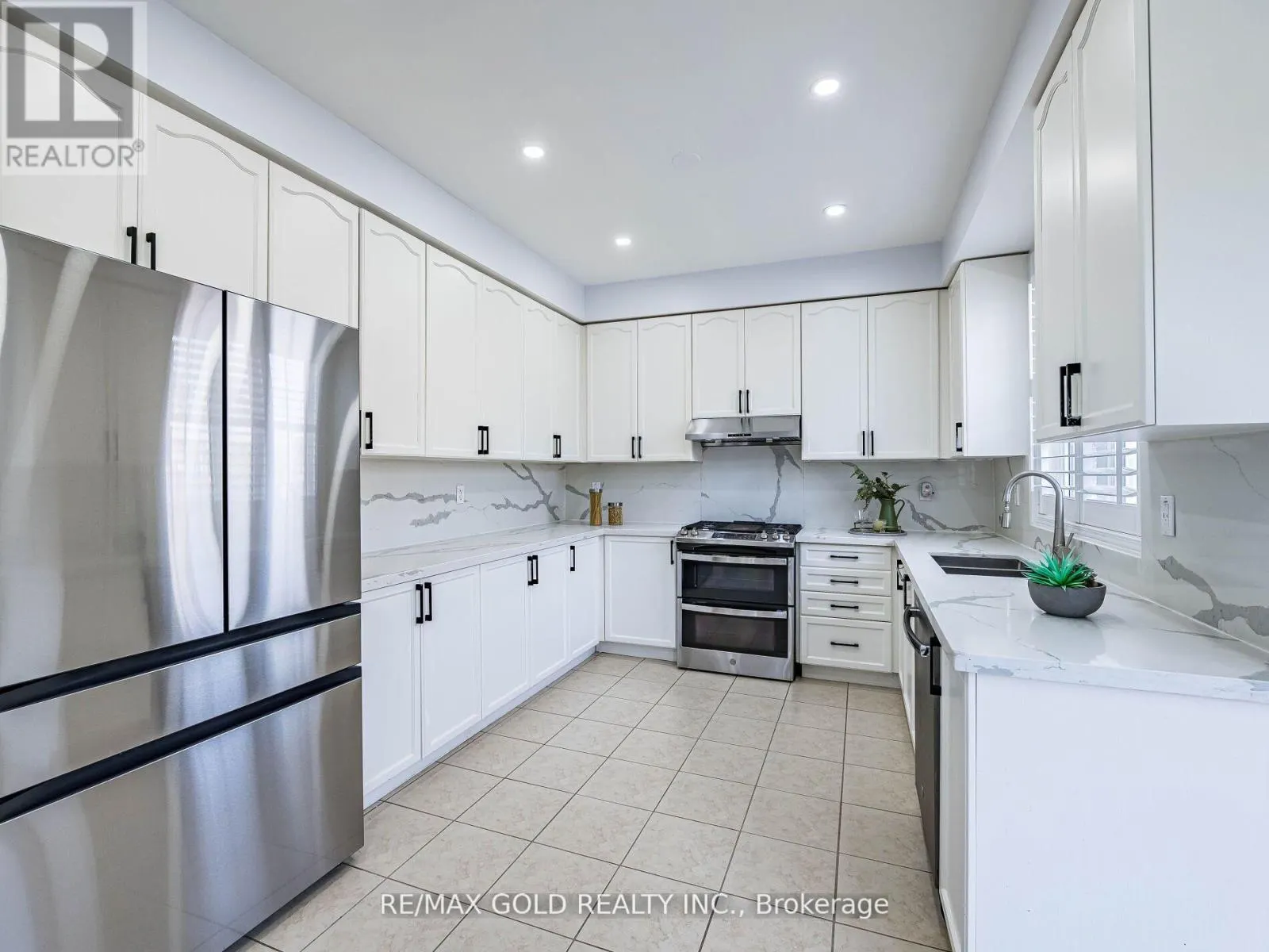 36 TREEGROVE CRESCENT