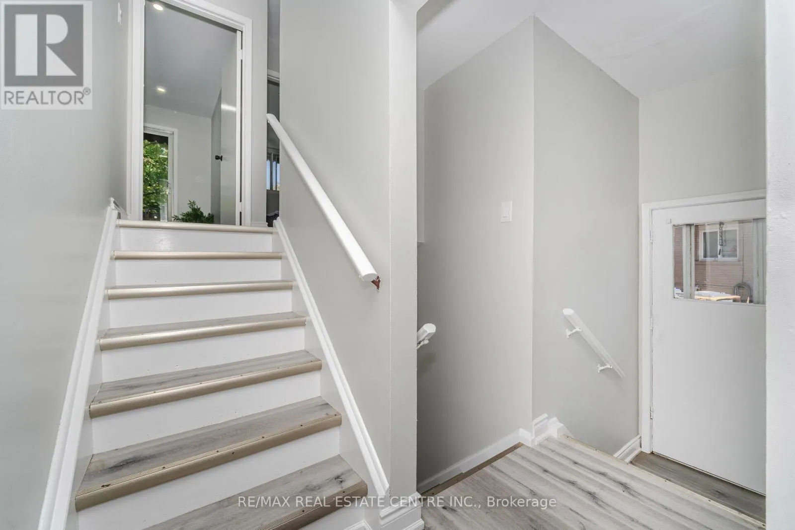 34 WINDERMERE COURT