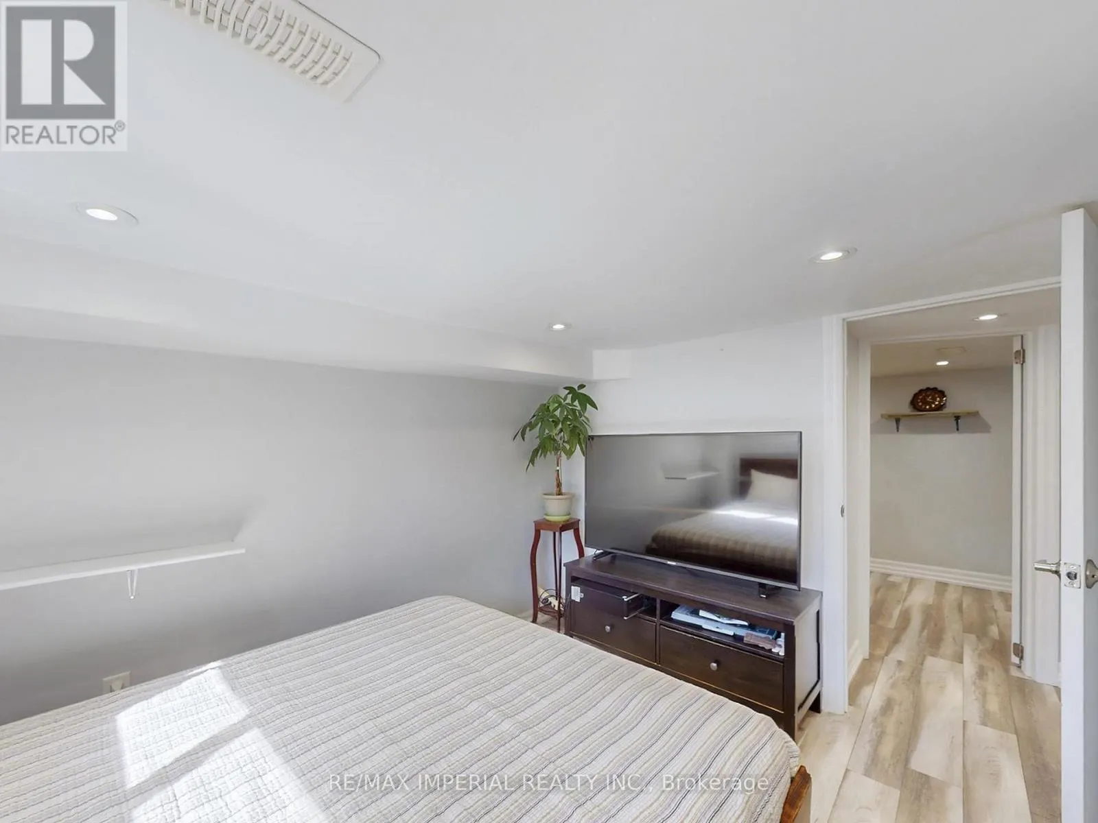 598 RIDELLE AVENUE