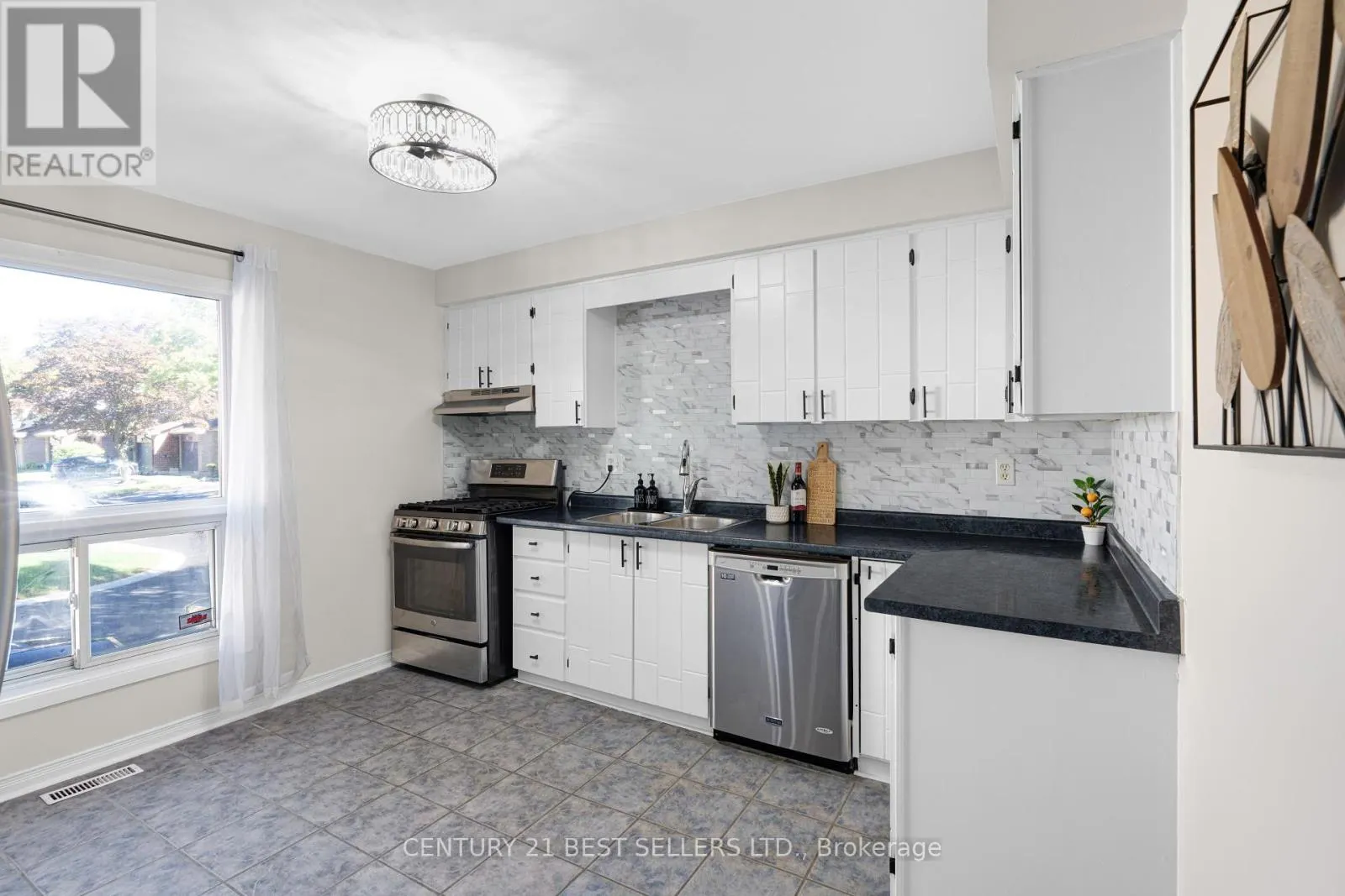 477 - 477 ONTARIO STREET N