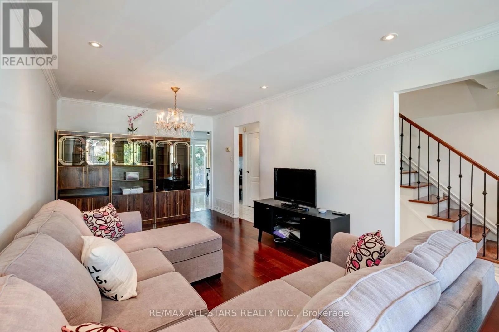 8A RUTHVEN PLACE