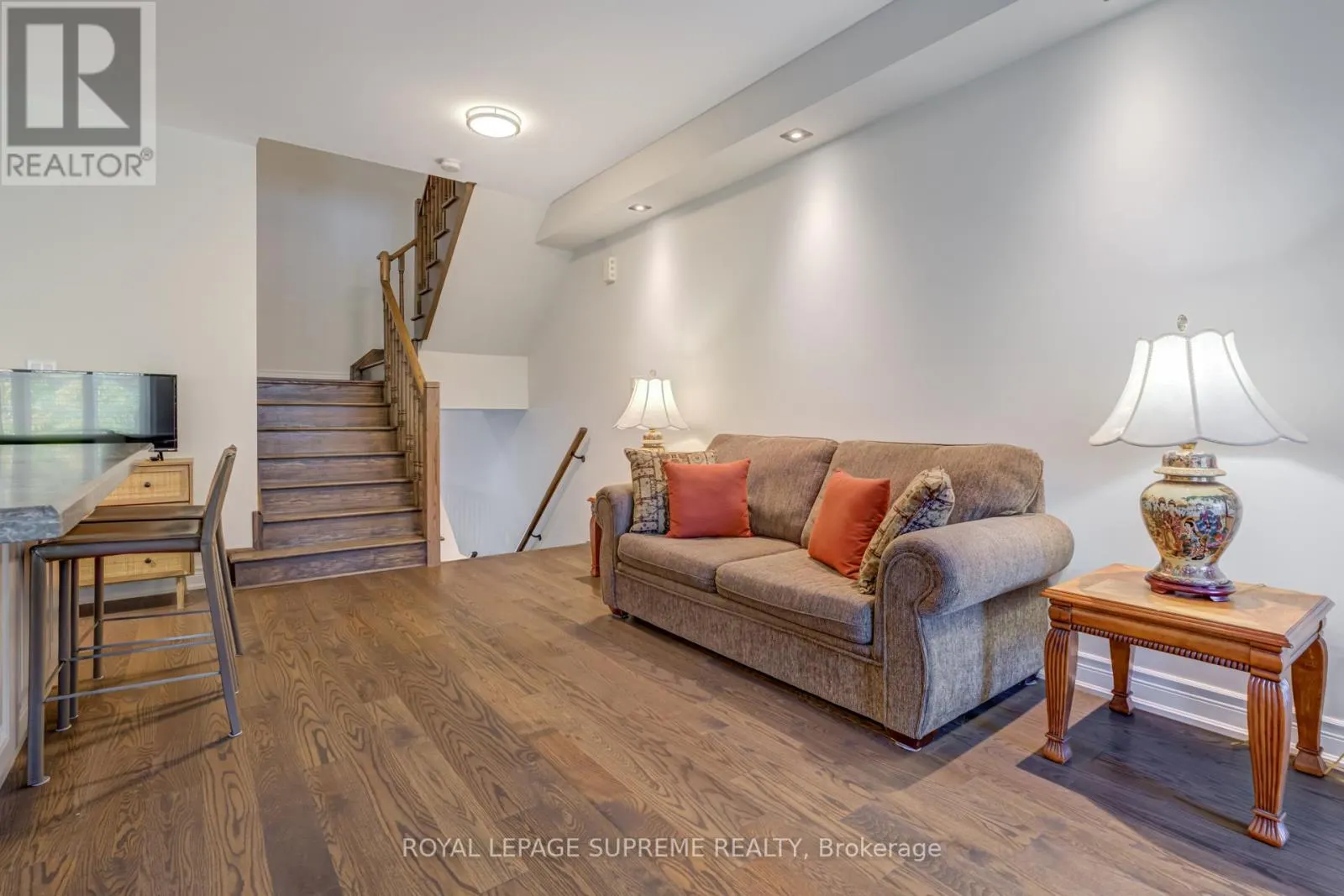 53 DRYDEN WAY
