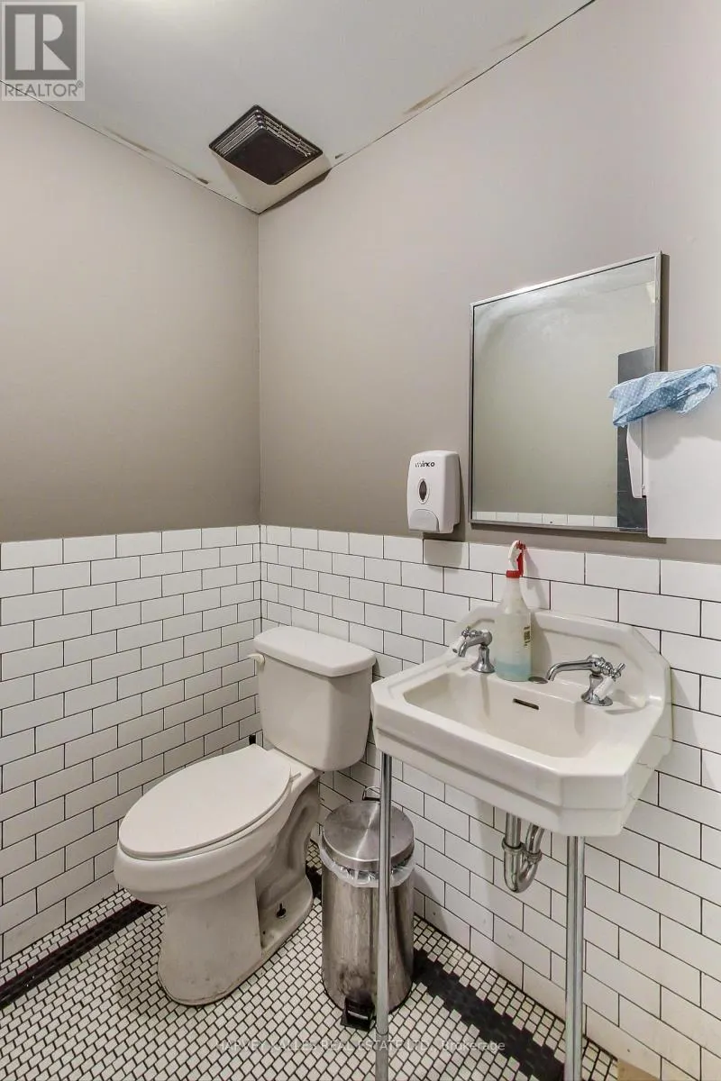 2986 DUNDAS STREET W