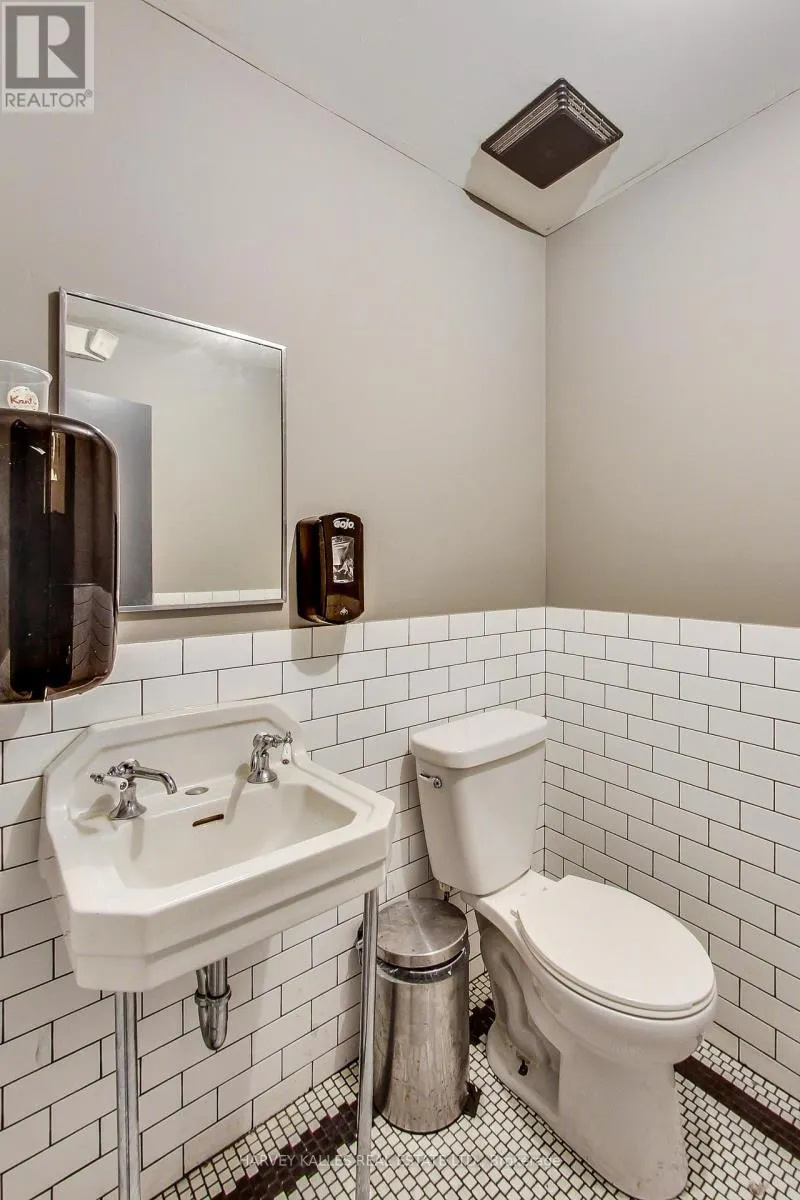 2986 DUNDAS STREET W