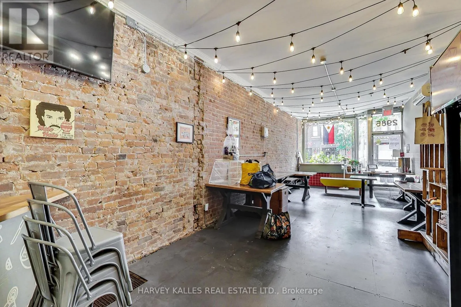 2986 DUNDAS STREET W