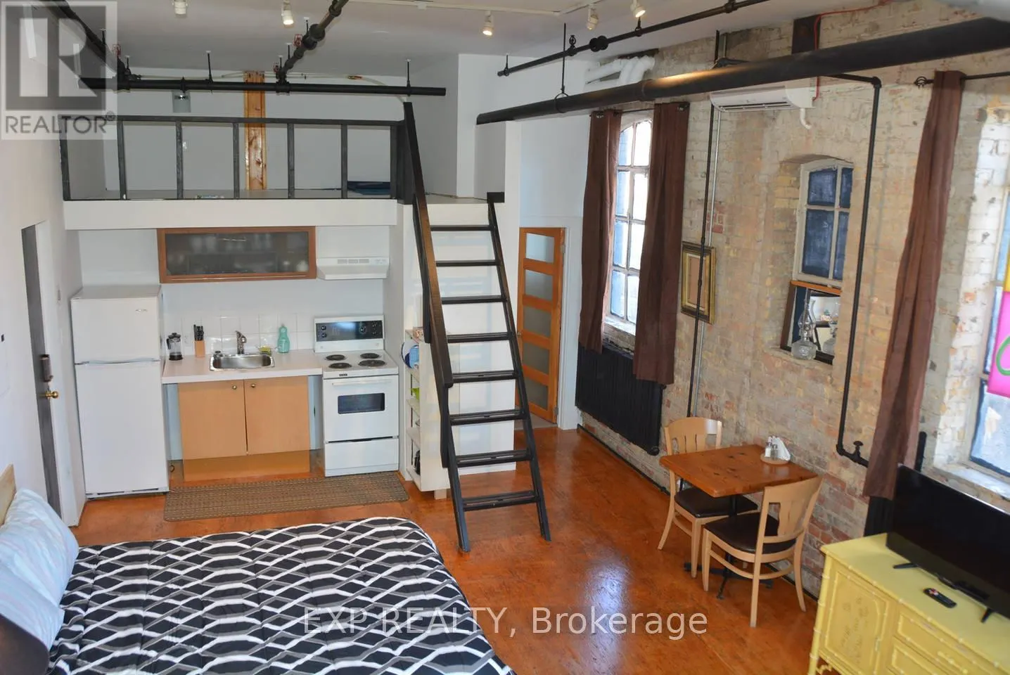 2480 DUNDAS STREET W