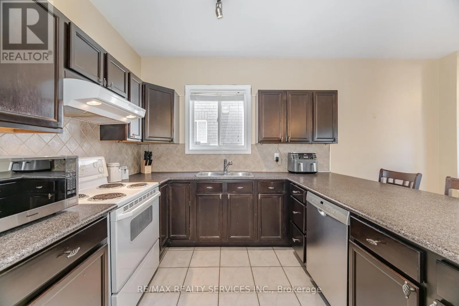 5 MELROSE GARDENS