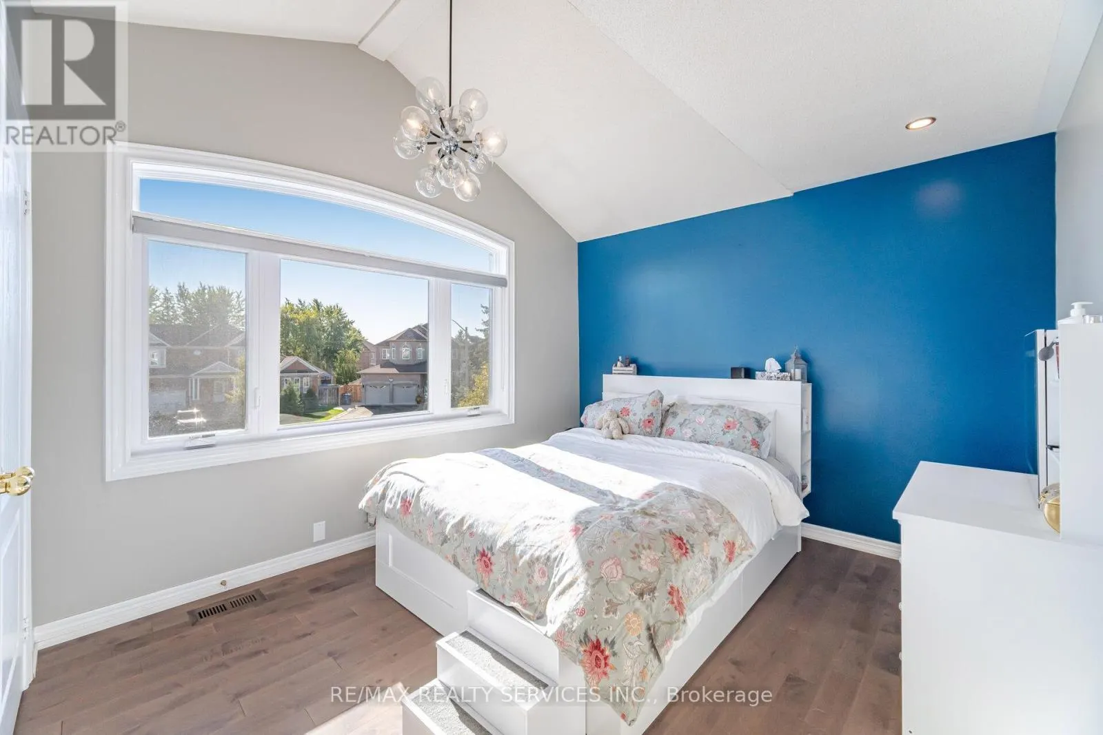 5 MELROSE GARDENS