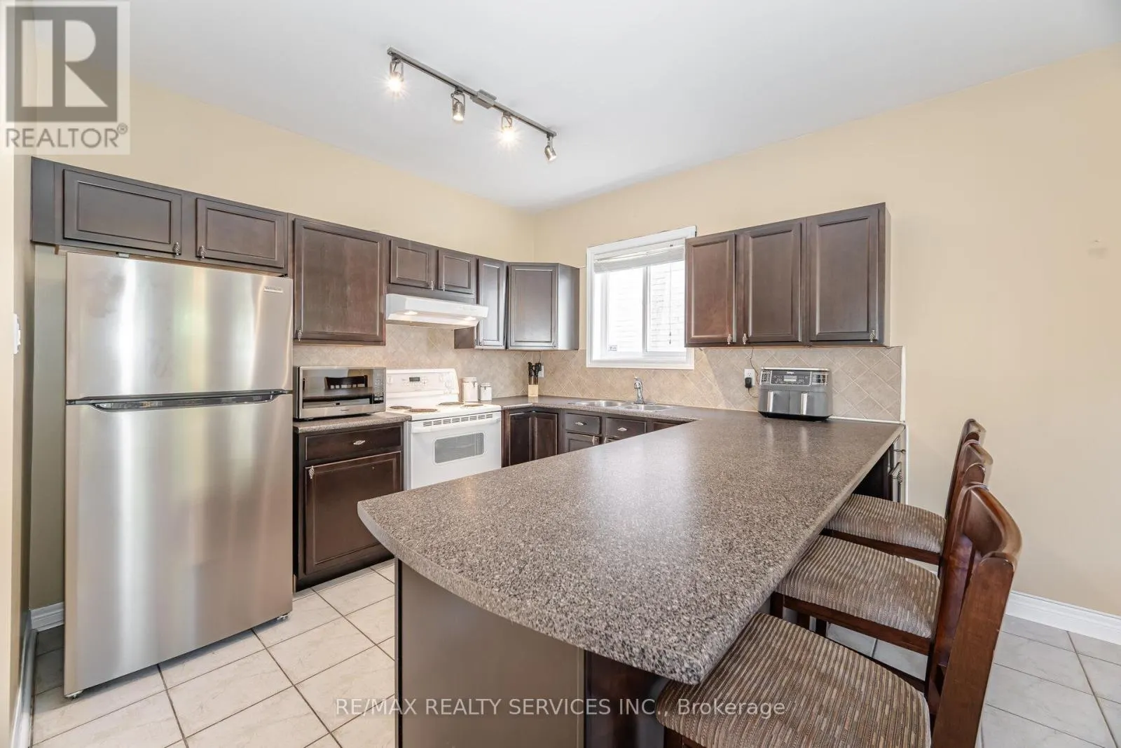 5 MELROSE GARDENS