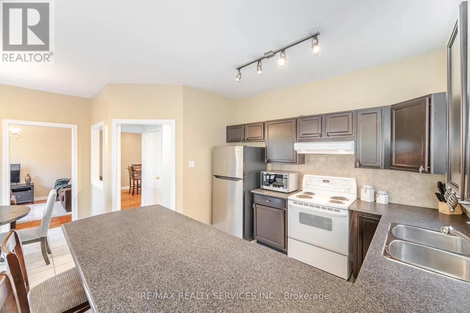 5 MELROSE GARDENS