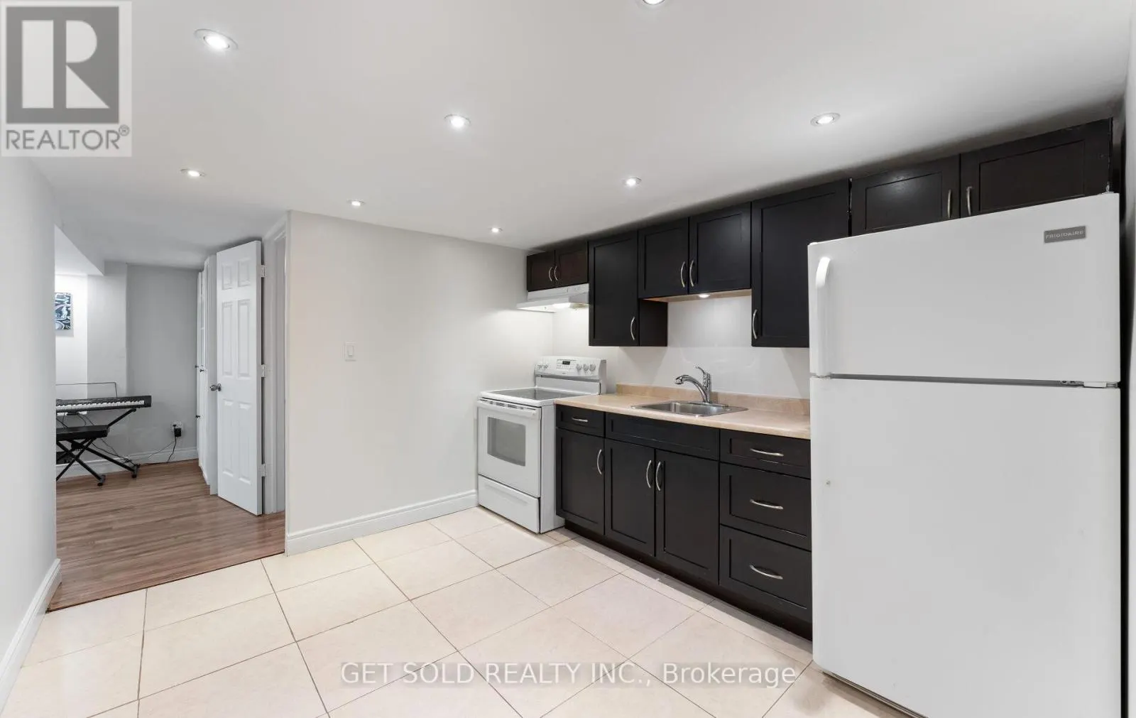 39 PAKENHAM DRIVE